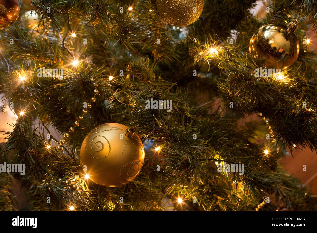 Árbol de Navidad con luces y decoraciones con enfoque suave Foto de stock