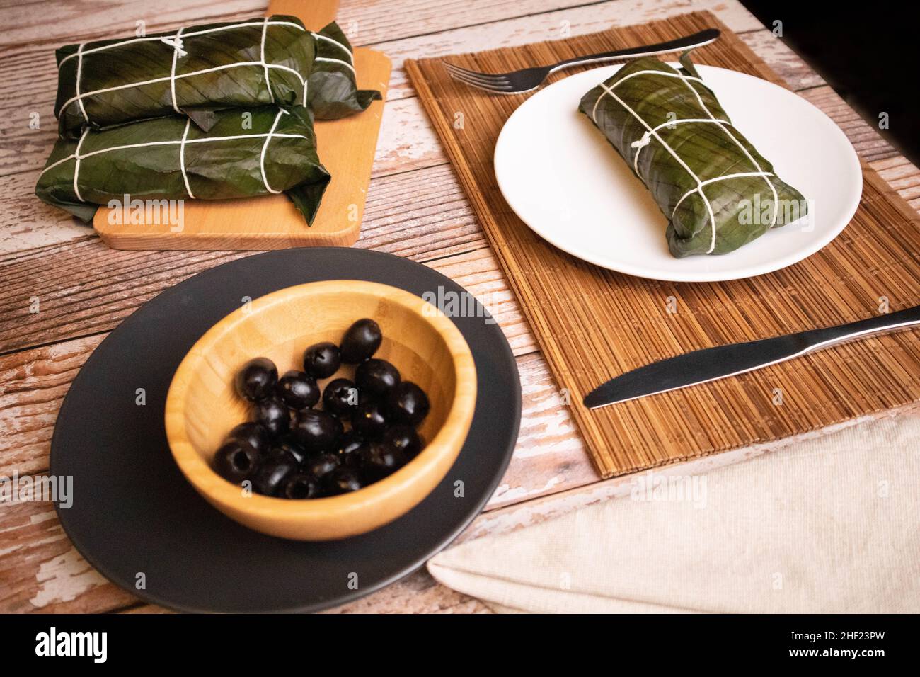 Hallaca sobre la mesa, el plato tradicional de la Navidad venezolana Foto de stock