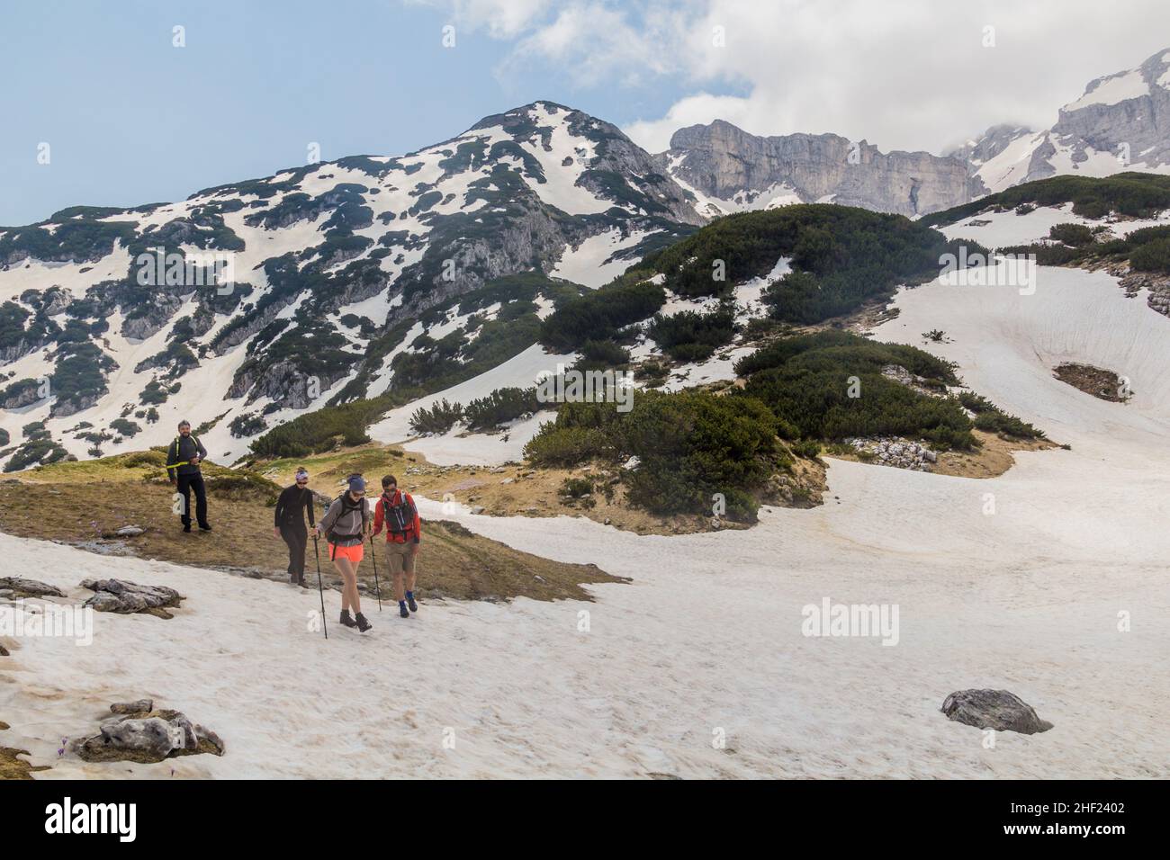DURMITOR, MONTENEGRO - 6 DE JUNIO de 2019: Grupo de excursionistas en el parque nacional de Durmitor, Montenegro. Foto de stock