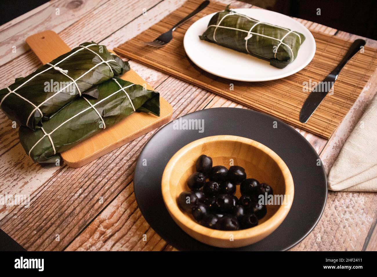 Hallaca sobre la mesa, el plato tradicional de la Navidad venezolana Foto de stock