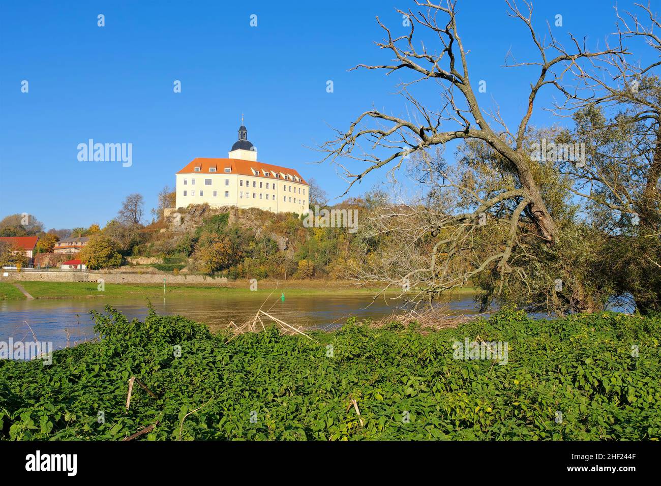 El palacio Hirschstein en el río Elba en otoño Foto de stock