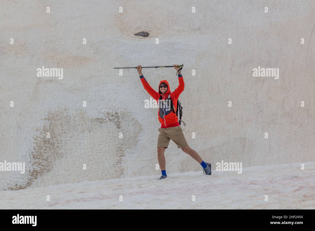 DURMITOR, MONTENEGRO - 6 DE JUNIO de 2019: Excursionista en una zona nevada en el parque nacional de Durmitor, Montenegro. Foto de stock