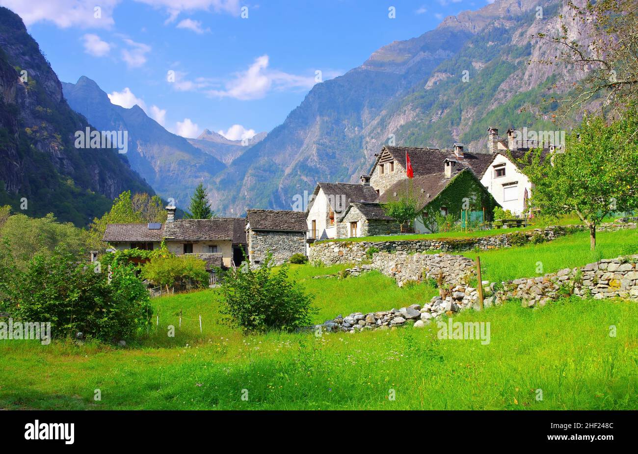 La pequeña aldea de Roseto en el valle de Bavona, Ticino en Suiza Foto de stock