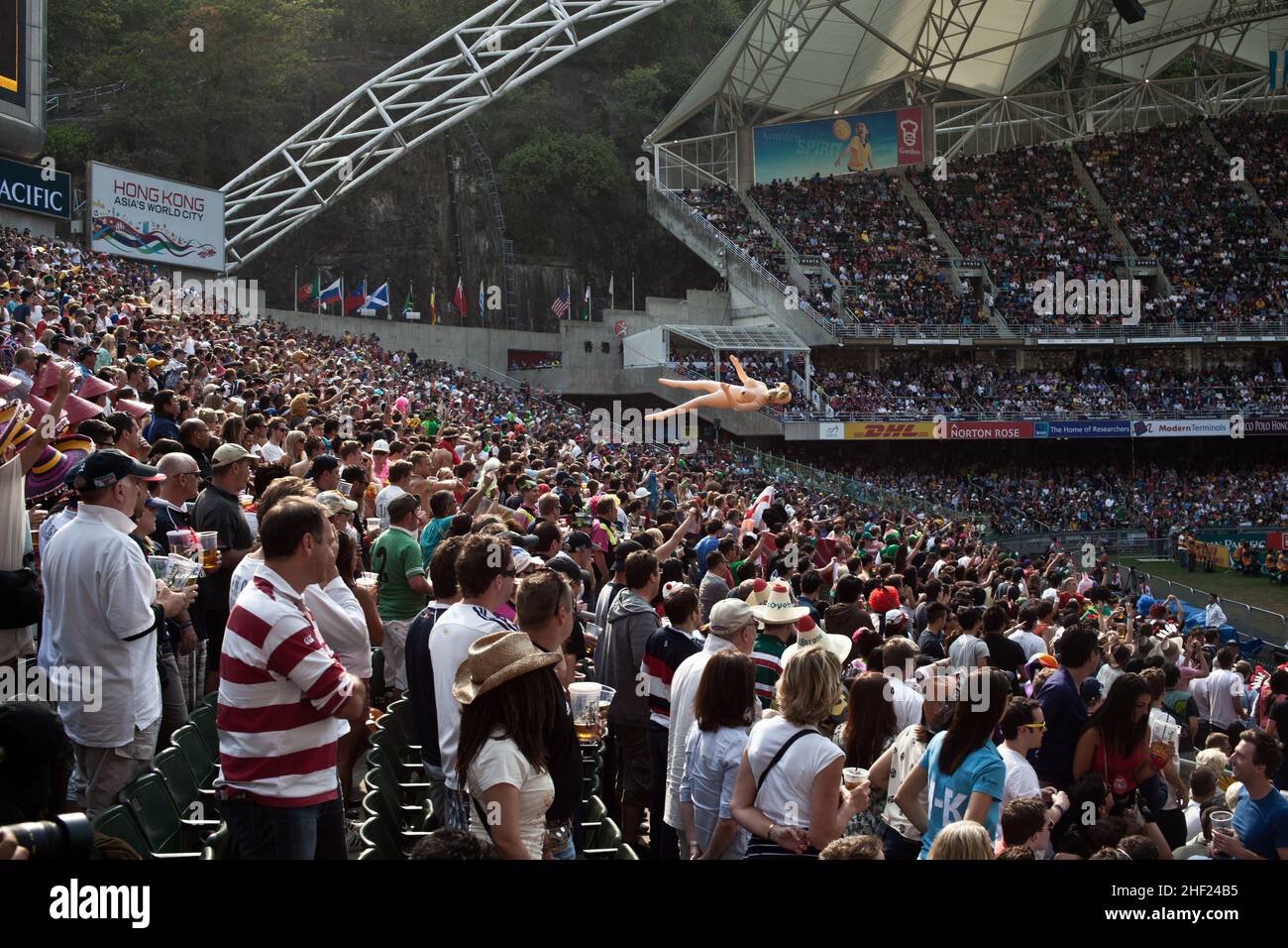 La multitud, en el estadio de Hong Kong, durante los Sevens de Hong Kong. Se considera el torneo de rugby más importante del mundo en 7s. Foto de stock