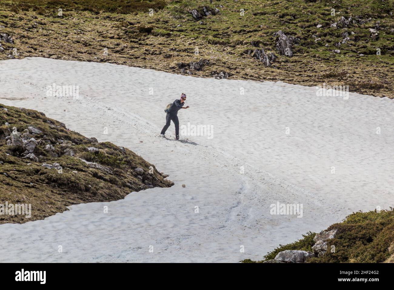 DURMITOR, MONTENEGRO - 6 DE JUNIO de 2019: Excursionista disfrutando de la nieve en el parque nacional Durmitor, Montenegro. Foto de stock