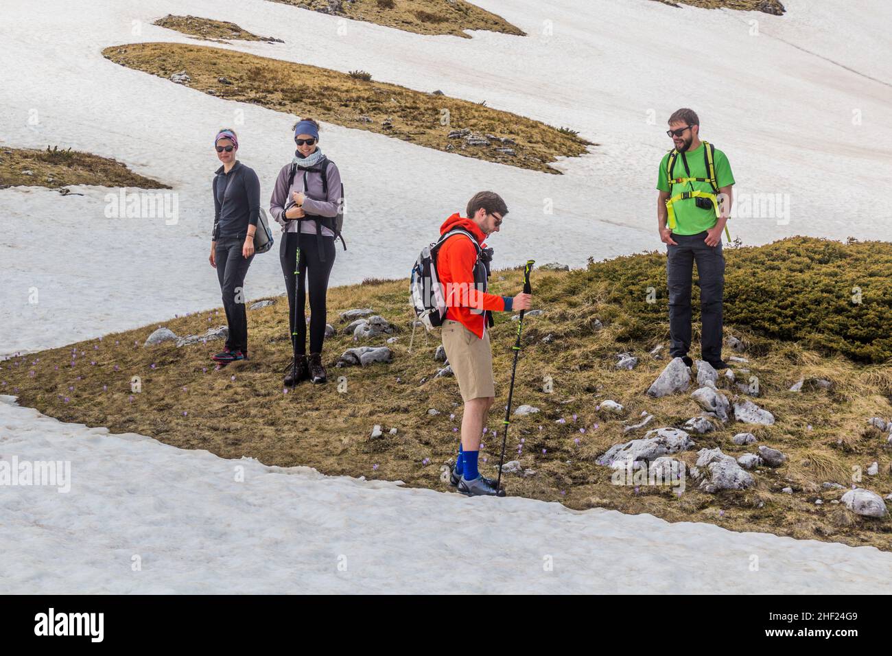 DURMITOR, MONTENEGRO - 6 DE JUNIO de 2019: Grupo de excursionistas en el parque nacional de Durmitor, Montenegro. Foto de stock