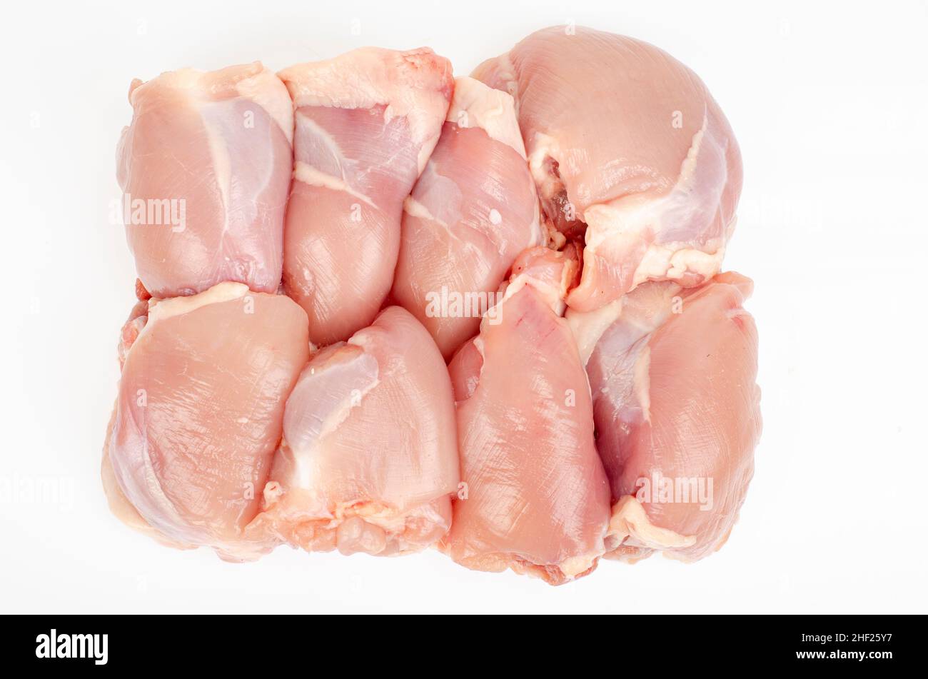 Trozos de carne de pollo en el muslo sin piel ni hueso. Foto Foto de stock