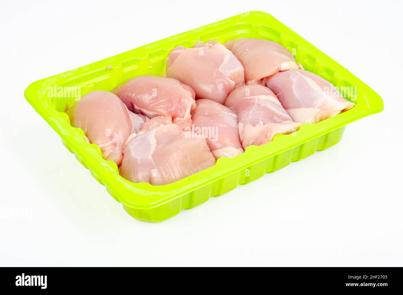 Trozos de carne de pollo en el muslo sin piel ni hueso. Foto Foto de stock