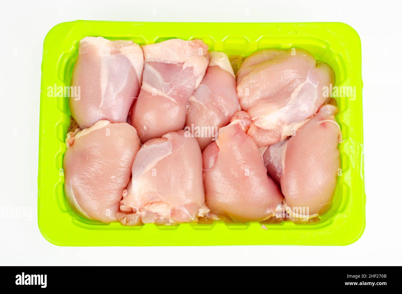 Trozos de carne de pollo en el muslo sin piel ni hueso. Foto Foto de stock