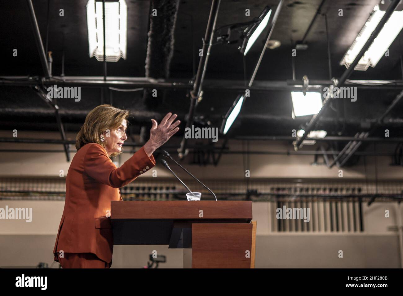 Washington, Estados Unidos. 13th de Ene de 2022. Nancy Pelosi, presidenta de la Cámara de Representantes, D-CA, habla en su conferencia semanal de noticias en el Capitolio de los Estados Unidos en Washington, DC, el jueves 13 de enero de 2022. Foto de Ken Cedeno/UPI Crédito: UPI/Alamy Live News Foto de stock