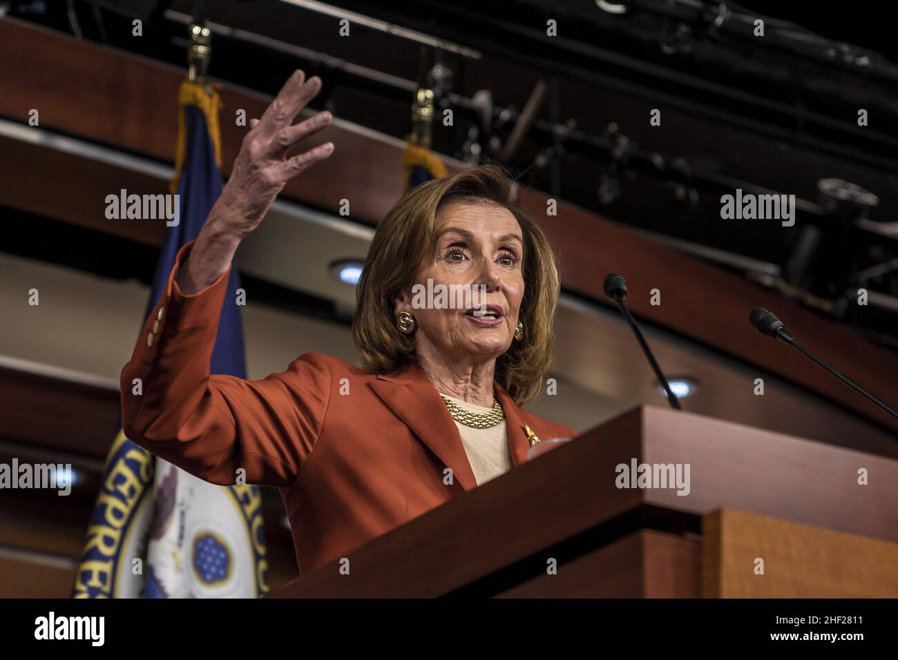 Washington, Estados Unidos. 13th de Ene de 2022. Nancy Pelosi, presidenta de la Cámara de Representantes, D-CA, habla en su conferencia semanal de noticias en el Capitolio de los Estados Unidos en Washington, DC, el jueves 13 de enero de 2022. Foto de Ken Cedeno/UPI Crédito: UPI/Alamy Live News Foto de stock