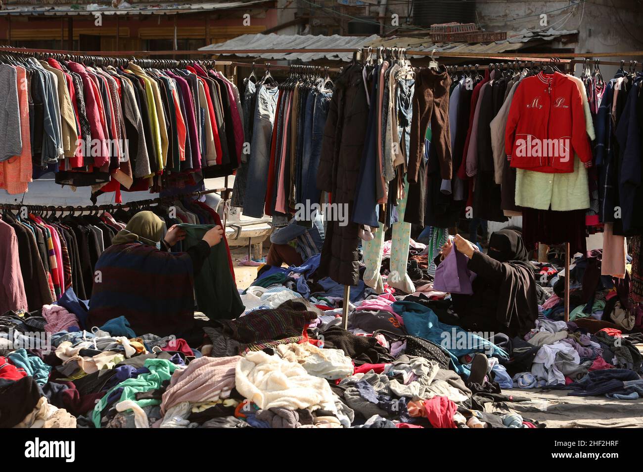 Los palestinos compran en un mercado de segunda mano debido a la alta incidencia de pobreza y desempleo en Rafah, en la franja sur de Gaza, el 13 de enero de 2022. Foto de stock