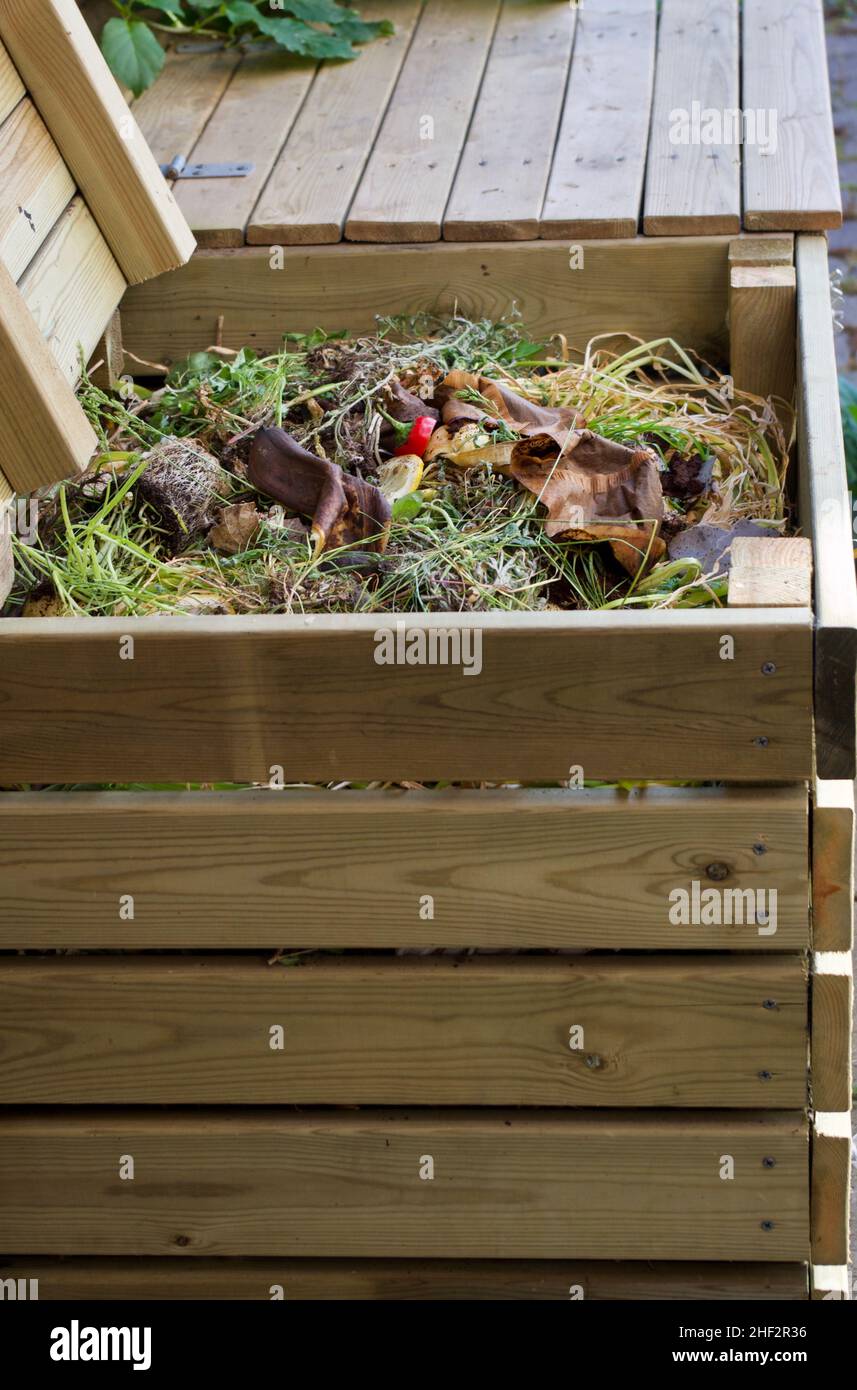 Contenedores de composta de madera fotografías e imágenes de alta  resolución - Alamy