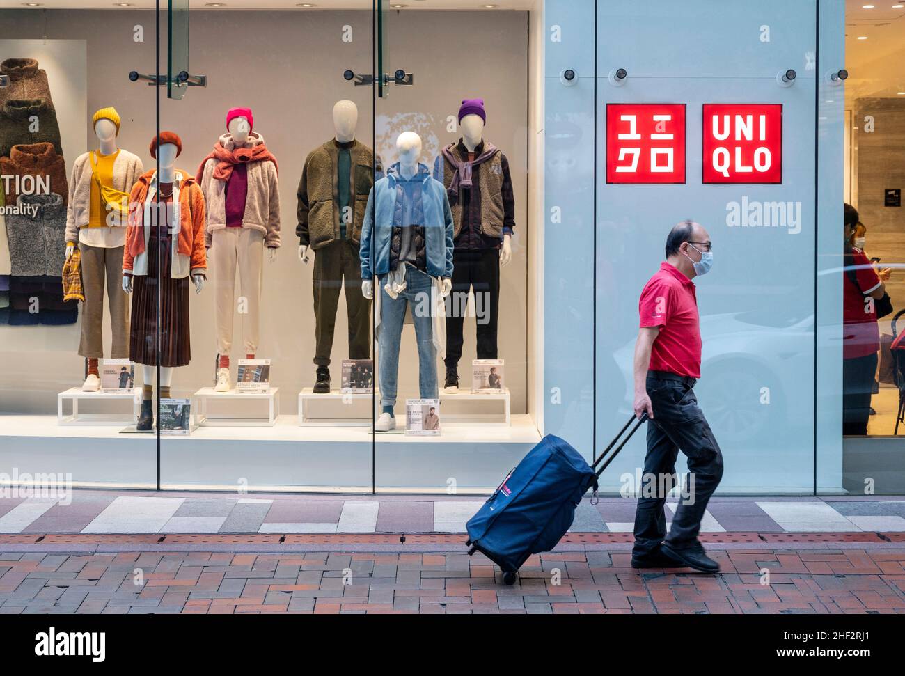 Hong Kong, China. 13th de Ene de 2022. Un paseo peatonal por la tienda de ropa  japonesa Uniqlo en Hong Kong. (Foto de Budrul Chukrut/SOPA Images/Sipa USA)  Crédito: SIPA USA/Alamy Live News