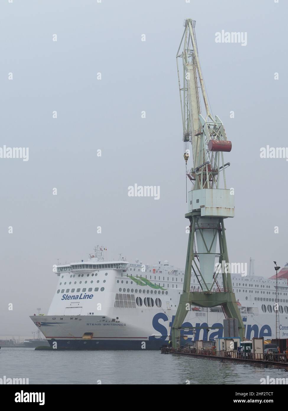 El ferry de la línea de Stena Stena Brittanica se está maniobrando en un muelle seco en el puerto de Amberes, Bélgica Foto de stock