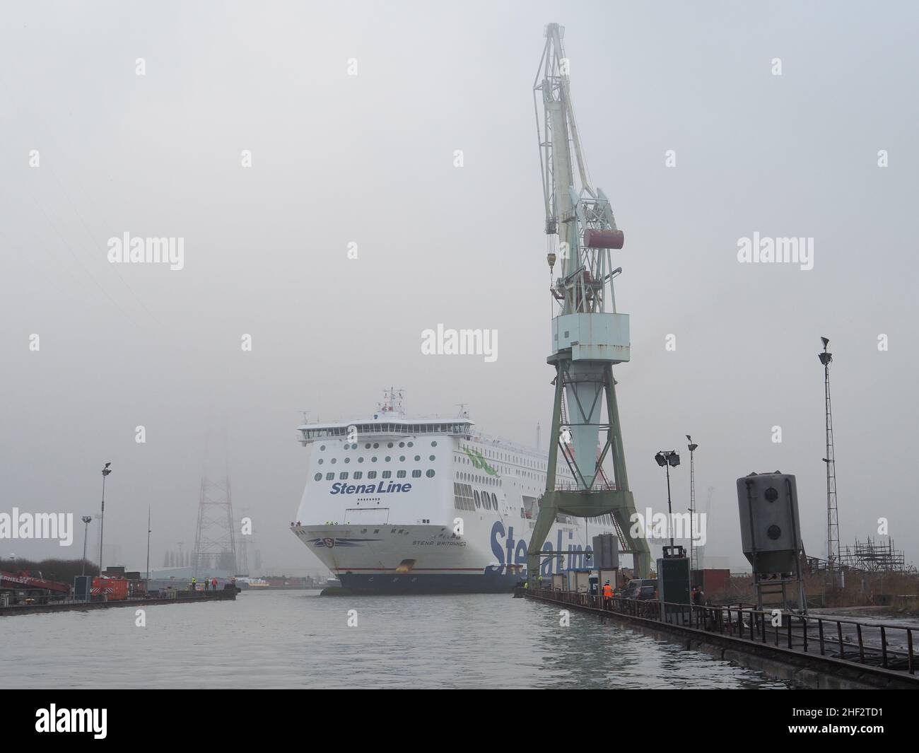 El ferry de la línea de Stena Stena Brittanica se está maniobrando en un muelle seco en el puerto de Amberes, Bélgica Foto de stock