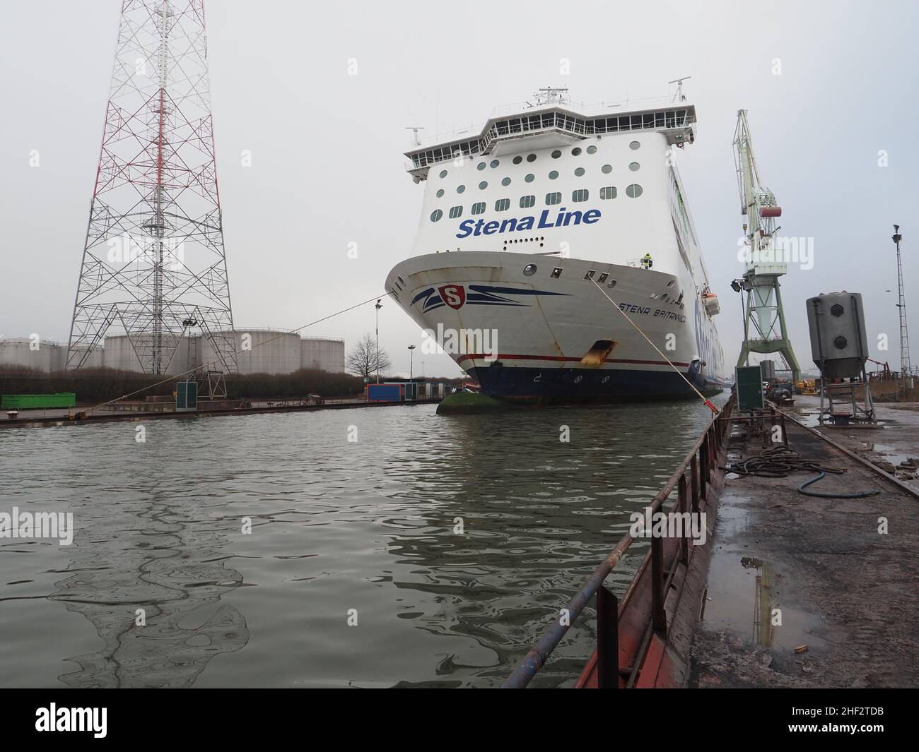 El ferry de la línea de Stena Stena Brittanica se está maniobrando en un muelle seco en el puerto de Amberes, Bélgica. En esta etapa está siendo tirado por los winches de Foto de stock