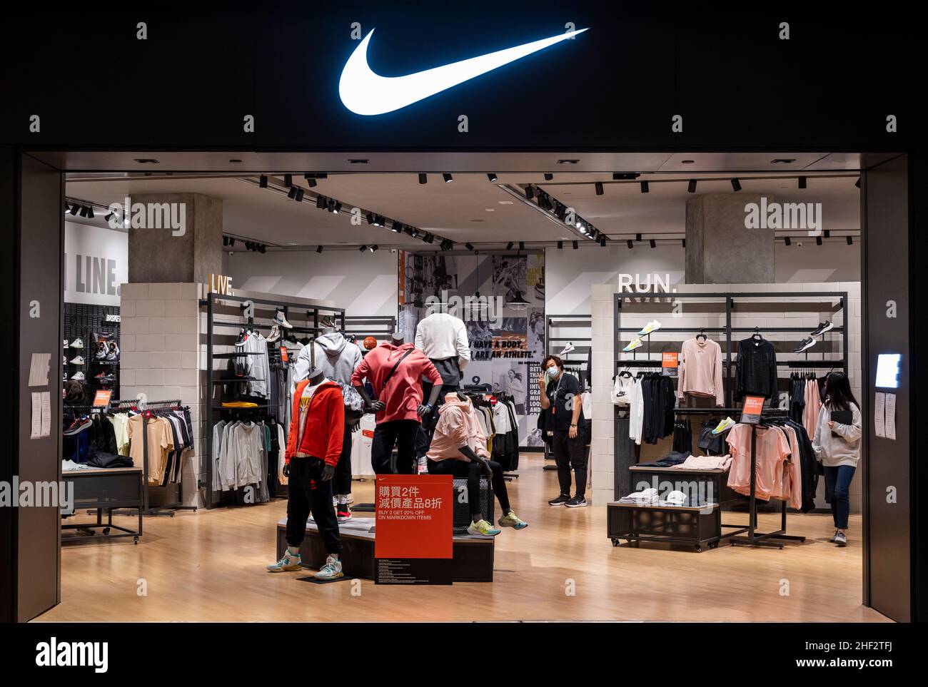 Hong Kong, China. 13th de Ene de 2022. Tienda Nike de ropa deportiva  multinacional estadounidense en Hong Kong. (Foto de Budrul Chukrut/SOPA  Images/Sipa USA) Crédito: SIPA USA/Alamy Live News Fotografía de stock -