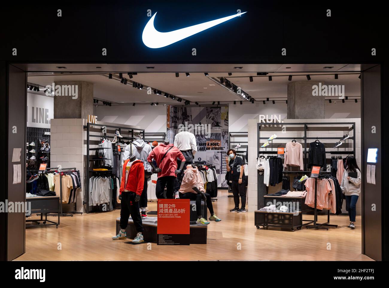 Hong Kong, China. 13th de Ene de 2022. Tienda Nike de deportiva multinacional estadounidense en Hong Kong. (Foto de Budrul Chukrut/SOPA Images/Sipa USA) Crédito: SIPA Live News Fotografía de stock -