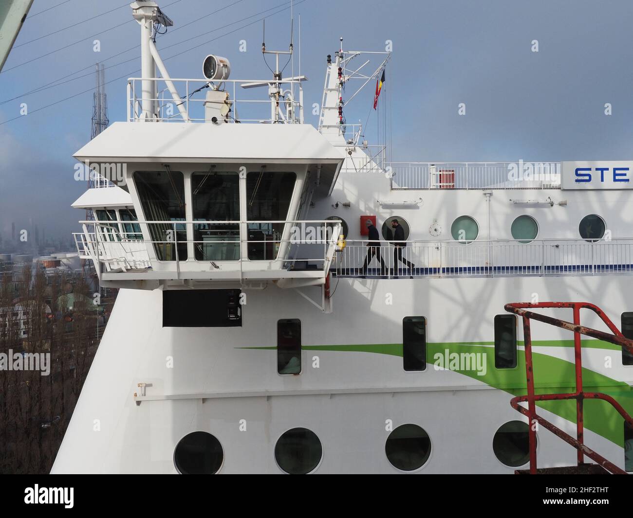El ferry de la línea de Stena Stena Brittanica se está maniobrando en un muelle seco en el puerto de Amberes, Bélgica. El puente de la Brittanica desde un punto de vista inusual Foto de stock