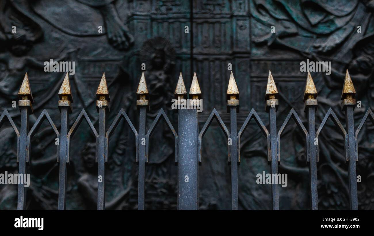Antigua en la puerta de la Catedral de la Almudena en Madrid, España Foto de stock