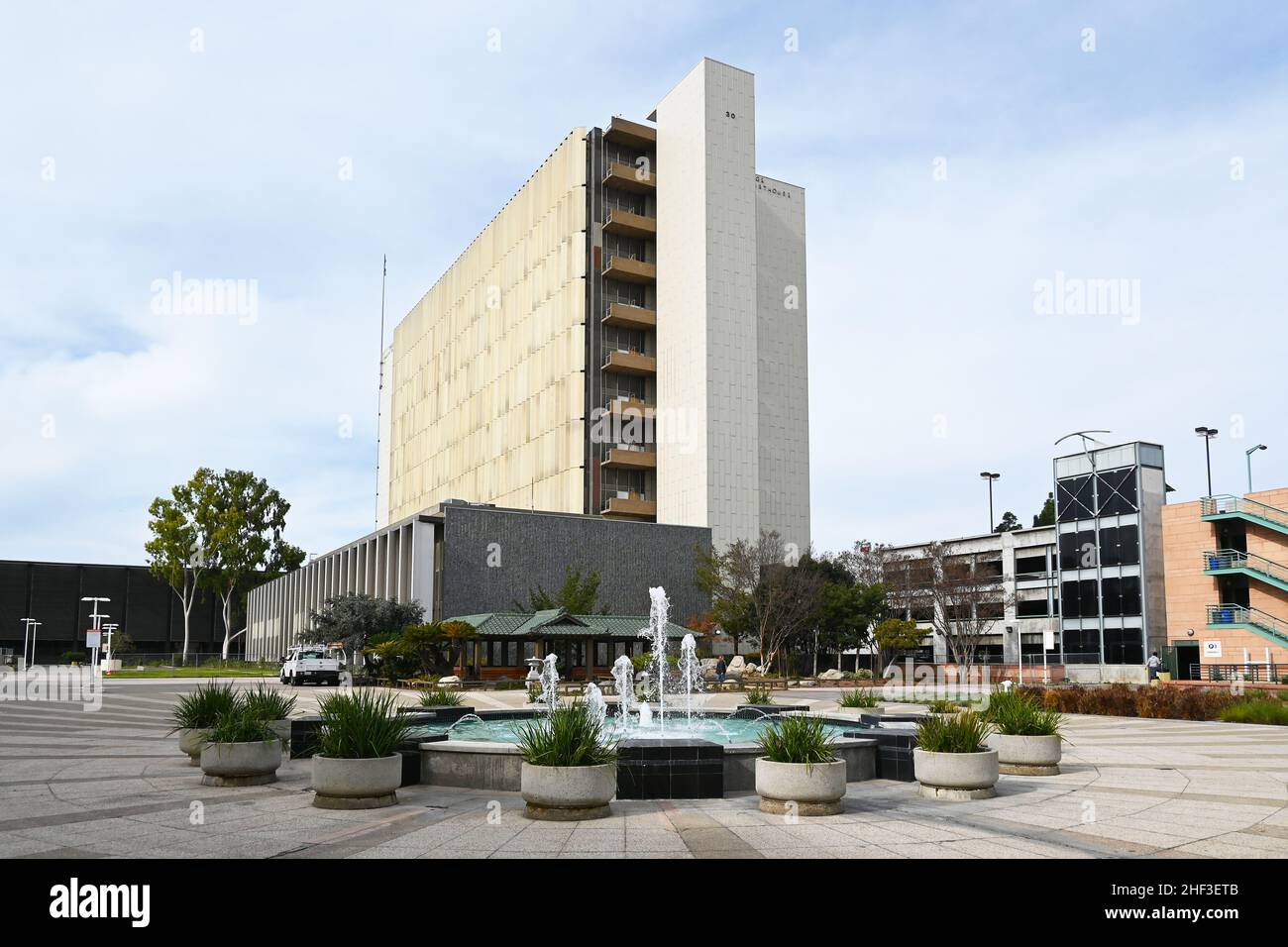 SANTA ANA, CALIFORNIA - 10 DE ENERO de 2022: Edificio de la Corte Superior con Fuente y Jardín Japonés y Teahouse, Centro Cívico del Condado de Orange. Foto de stock
