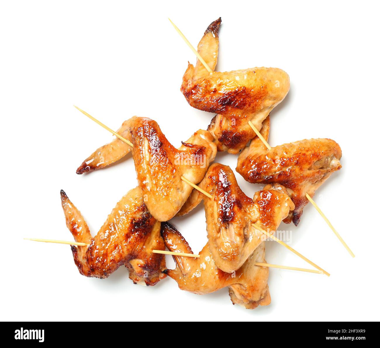 Brochetas con alas de pollo a la parrilla sobre fondo blanco Fotografía de  stock - Alamy