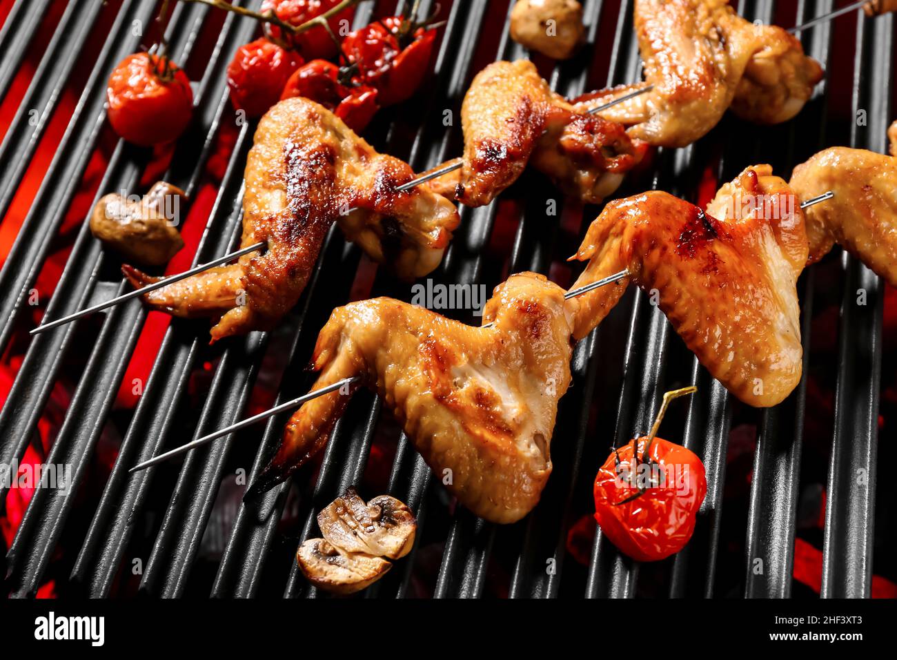 Sabrosas brochetas con alas de pollo con verduras a la parrilla Fotografía  de stock - Alamy