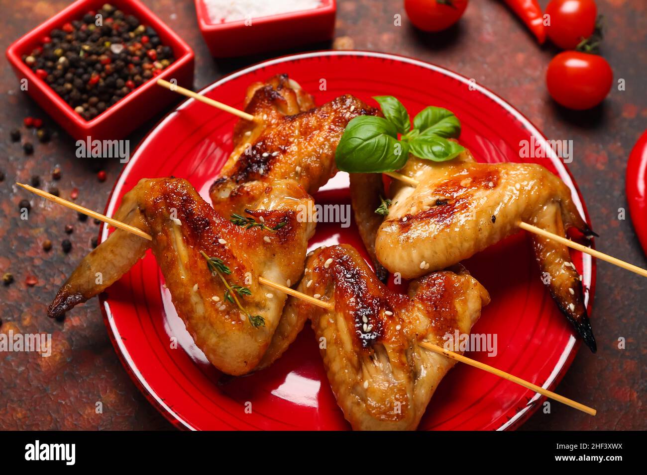Plato con brochetas de alas de pollo a la parrilla sobre fondo grunge  Fotografía de stock - Alamy