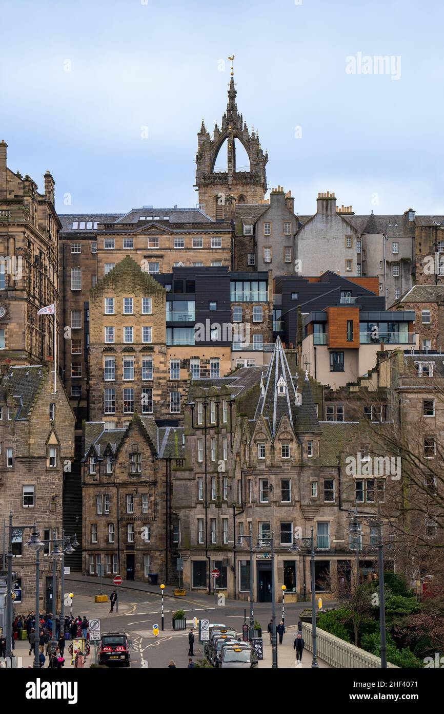 Vista nocturna de edificios históricos en el casco antiguo de Edimburgo, Escocia, Reino Unido Foto de stock
