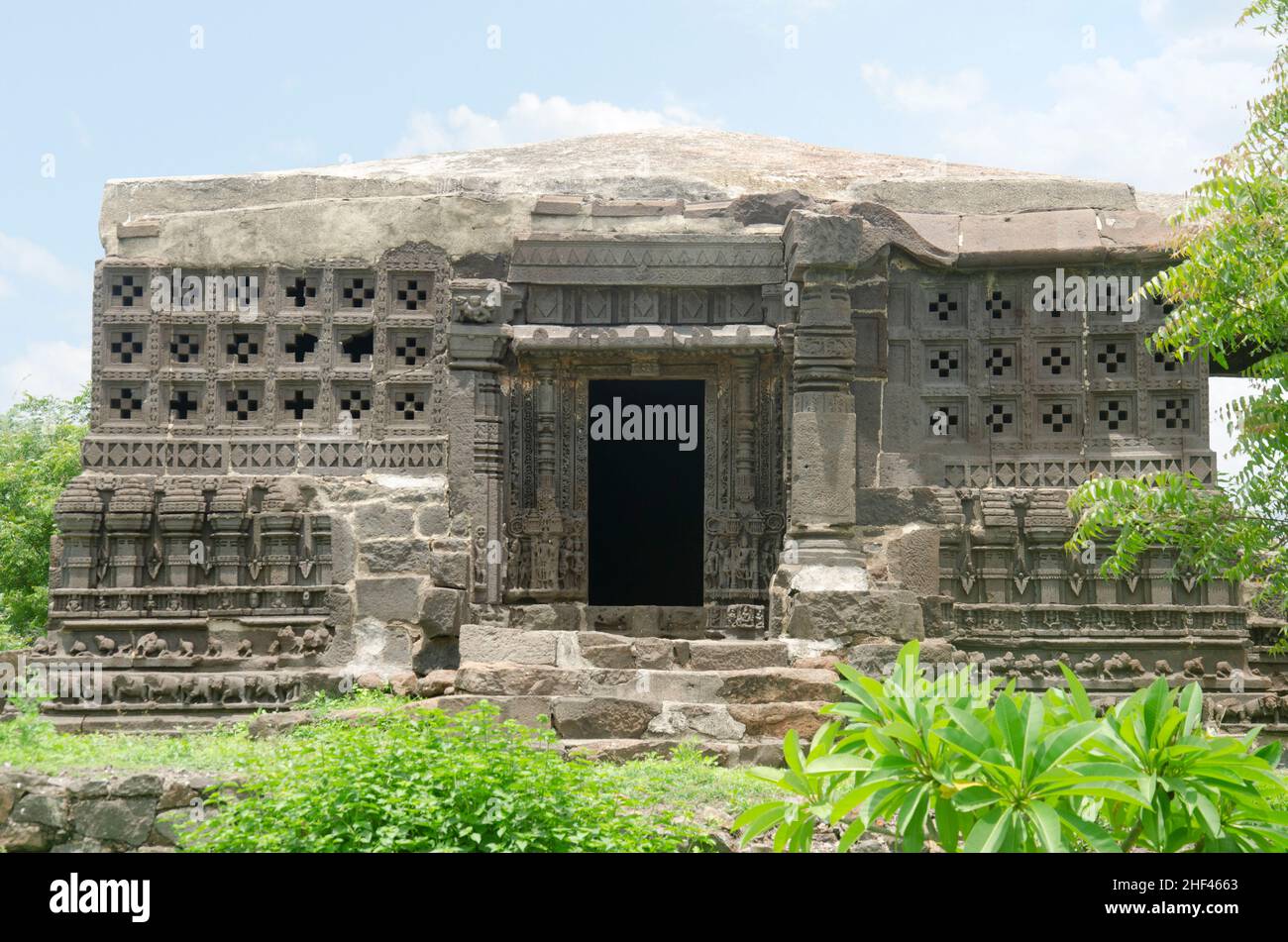 Templo es finamente proporcionado y profusamente esculpido templo. En plan consiste en un garbhagriha, antarala y mahamandapa y mukhamanadapa, el Foto de stock