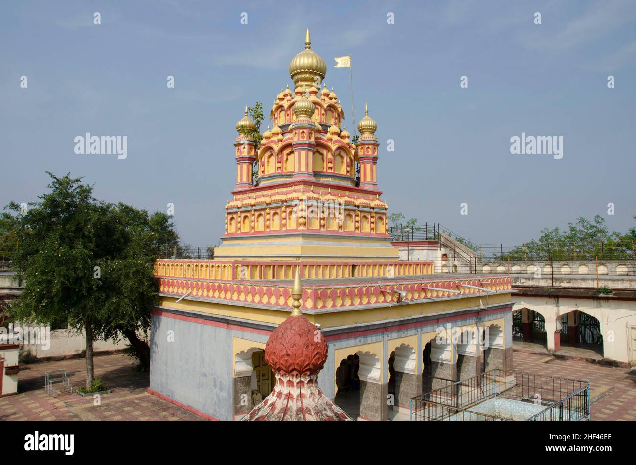 Colorido templo de Deveshwar, Parvati Hill, Pune, Maharashtra, India Foto de stock