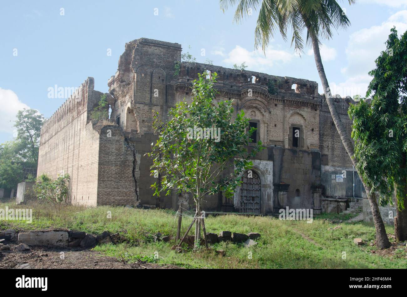 Ruinas de la holkar Wada o fort, el lugar de nacimiento del rey Yashwant Rao Holkar, situado en Wafgaon, cerca de Pune, Maharashtra, India Foto de stock