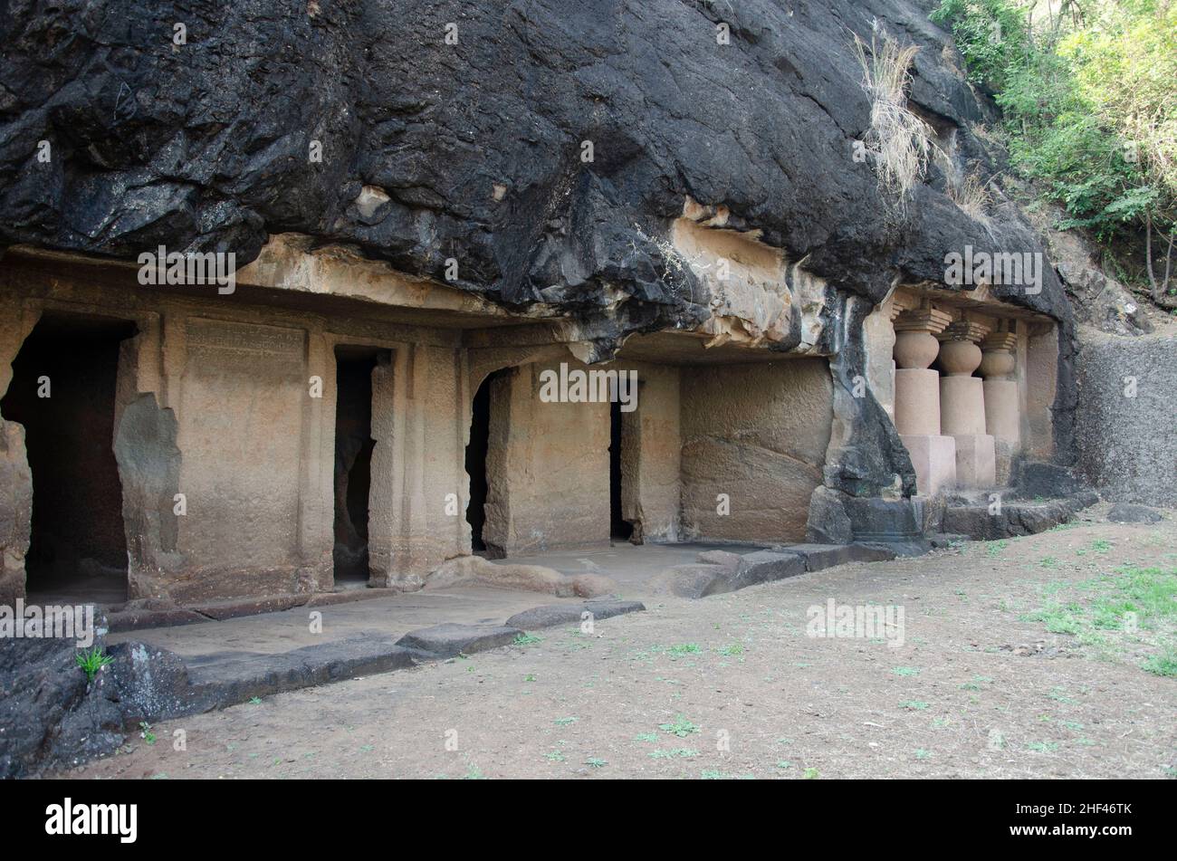 Chaitya inacabado en el grupo de cuevas Amba - Ambika. Consta de un Chaitya, 17 Viharas, 11 tanques de agua y en total 15 inscripciones, Cerro Manmodi Foto de stock