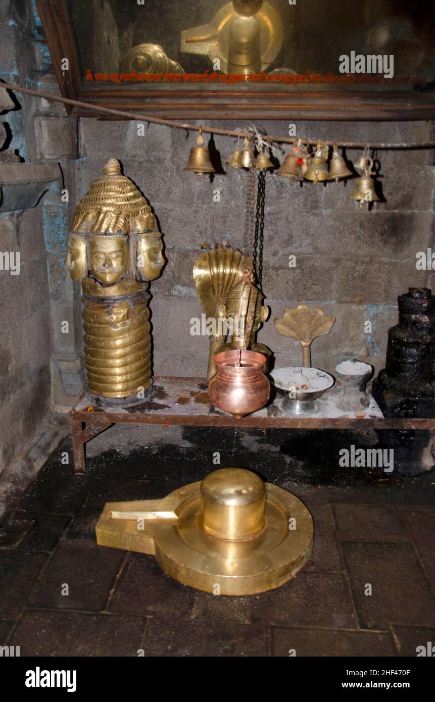 Ídolos de bronce del Señor Shiva y Shivlinga en el Templo de Kukdeshwar, dedicado al Señor Shiva, se encuentra en las orillas del río Kukdi, situado en Junnar, cerca de Pu Foto de stock