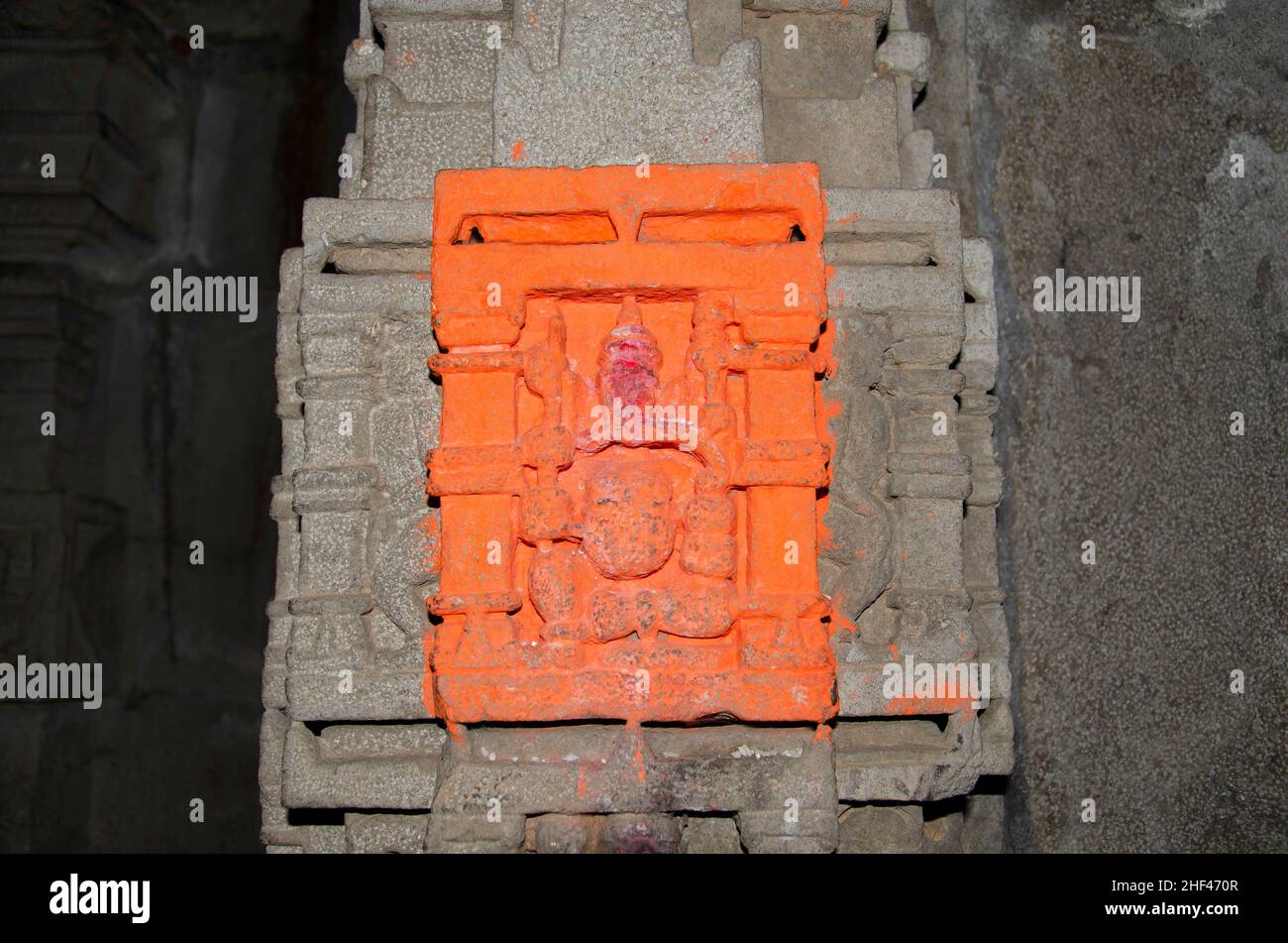 Ídolo tallado del Señor Ganapati en la pared interior del Templo de Kukdeshwar, dedicado al Señor Shiva, se encuentra en las orillas del río Kukdi, situado en Junnar, Foto de stock