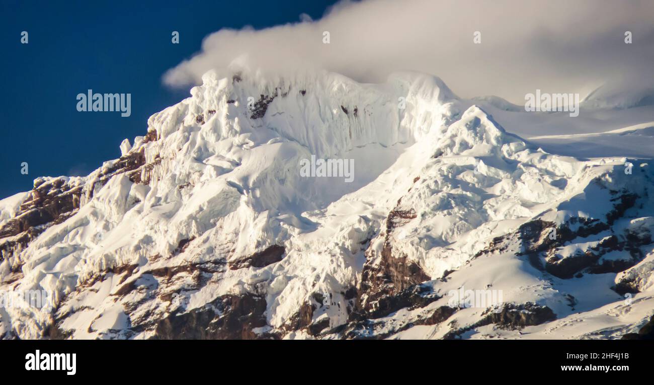 Volcán Antisana nevado en Ecuador a la luz de la mañana Foto de stock