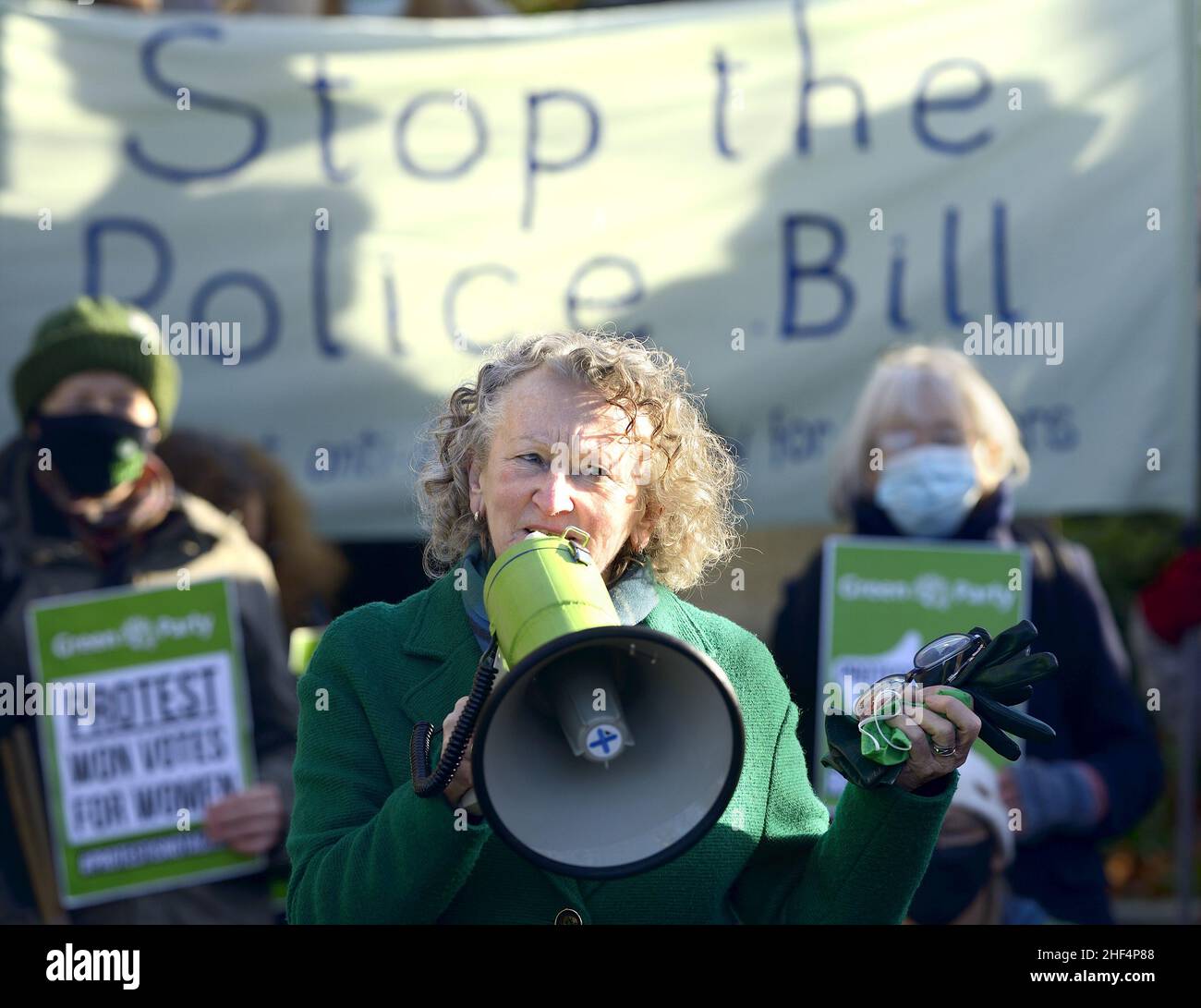 Jenny Jones / Baronesa Jones de Moulsecoomb en una protesta del Partido Verde en Westminster contra el proyecto de ley de policía que atraviesa el parlamento que limita a las personas Foto de stock