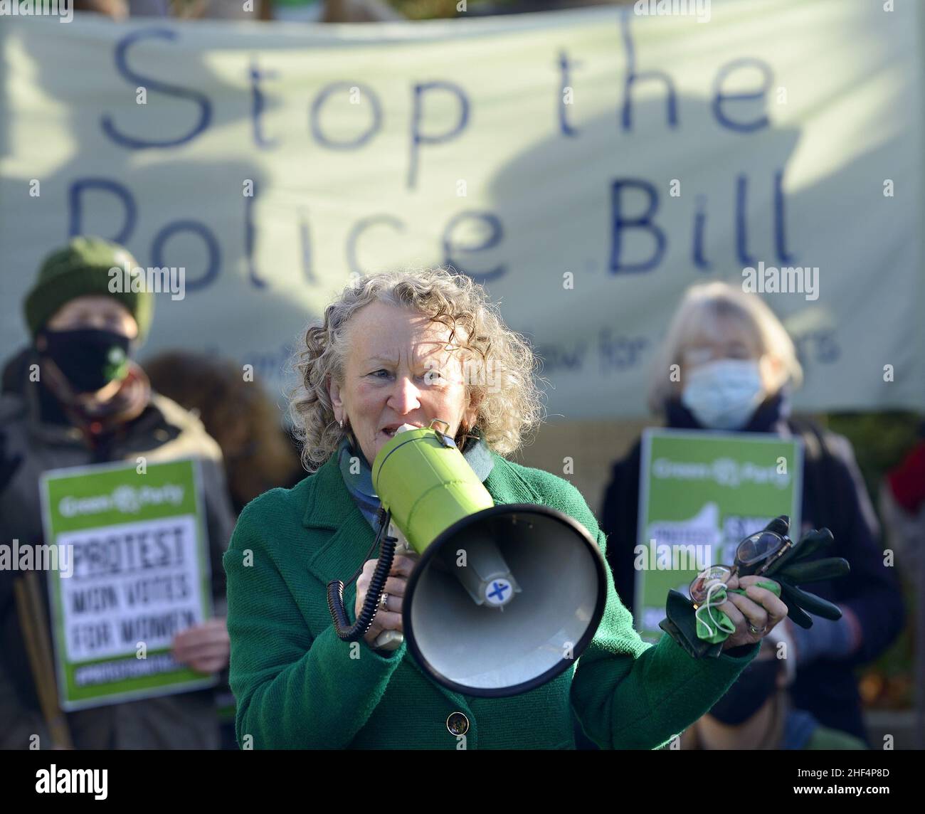 Jenny Jones / Baronesa Jones de Moulsecoomb en una protesta del Partido Verde en Westminster contra el proyecto de ley de policía que atraviesa el parlamento que limita a las personas Foto de stock