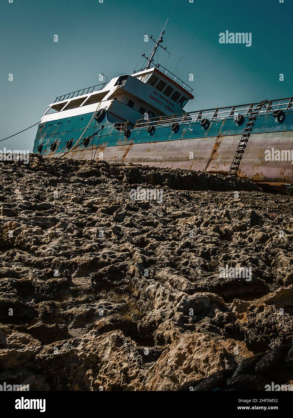 Ein verlassenes havariertes Frachtschiff liegt auf der Seite an der maltesischen Küste Foto de stock
