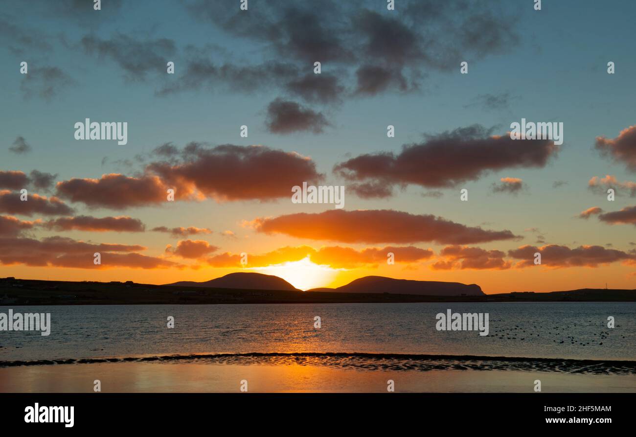 Puesta de sol de invierno con vistas al lago Stenness desde Watchstone, Orkney Foto de stock