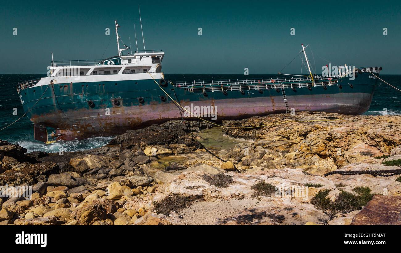 Ein havariertes Frachtschiff liegt auf der Seite an der maltesischen Küste Foto de stock