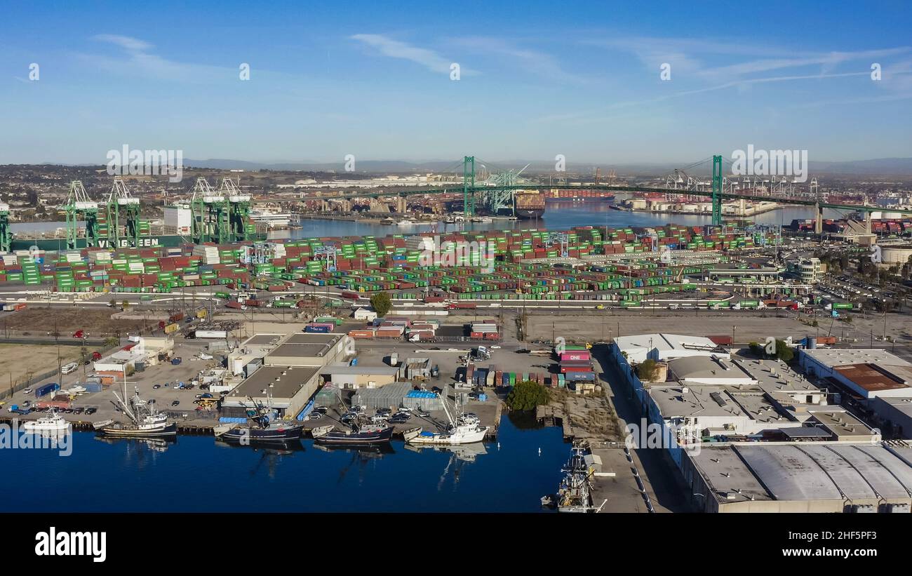 Vista aérea de barcos de pesca industrial y operaciones de contenedores en San Pedro - San Pedro, los Angeles, California, Estados Unidos (EE.UU.) Foto de stock