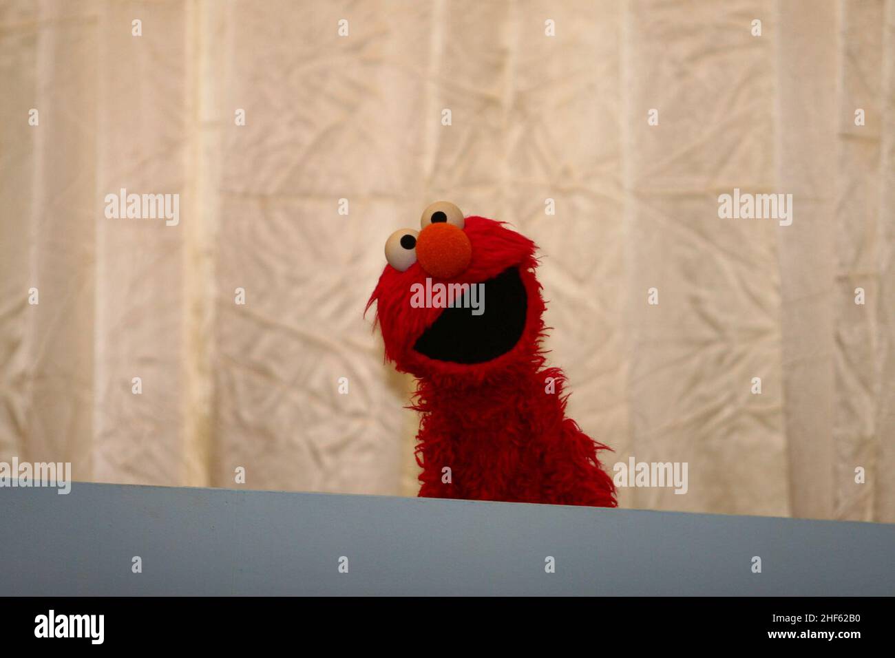 La temporada 3 introduce uno de los personajes originales de Sesame Street,  Elmo (4313578924 Fotografía de stock - Alamy