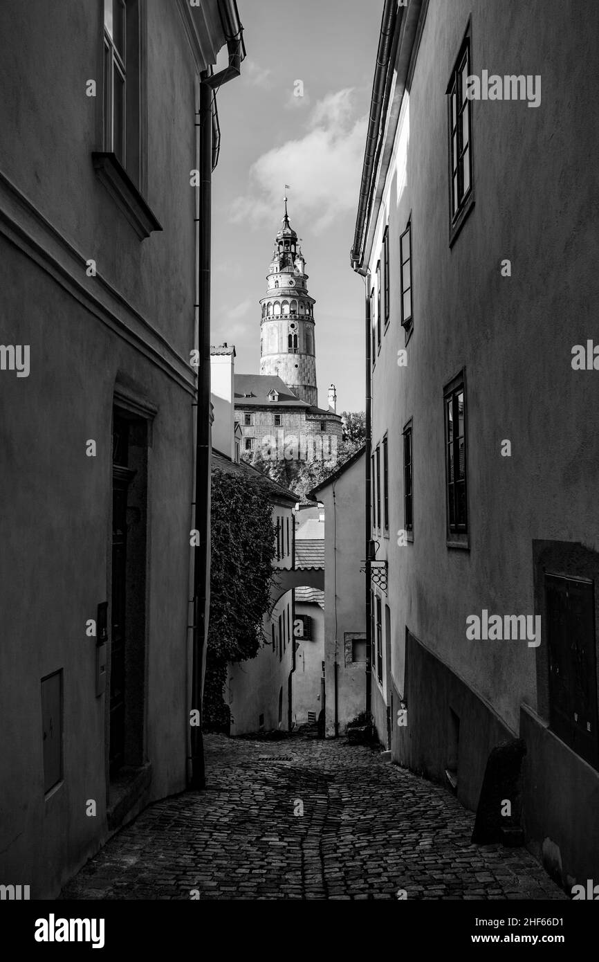 Calle antigua en la ciudad de Cesky Krumlov, República Checa. Paisaje urbano blanco y negro Foto de stock