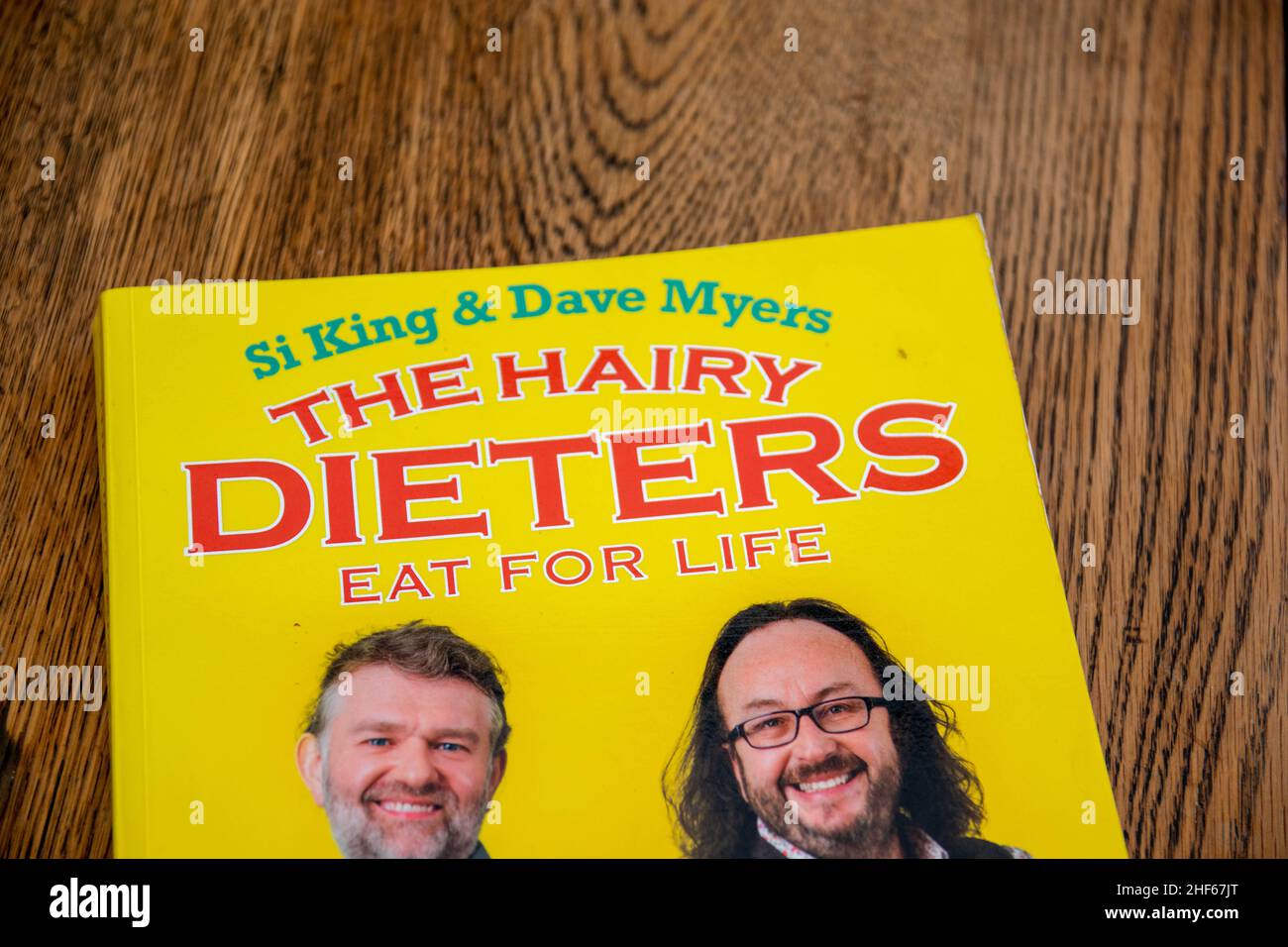 Durham, Reino Unido - 20 de noviembre de 2020: Si King y David Myers Hairy Dieters famosos libro de cocina por The Hairy Bikers. Los chefs Celeb enseñan cómo cocinar comida verdadera, pero s Foto de stock