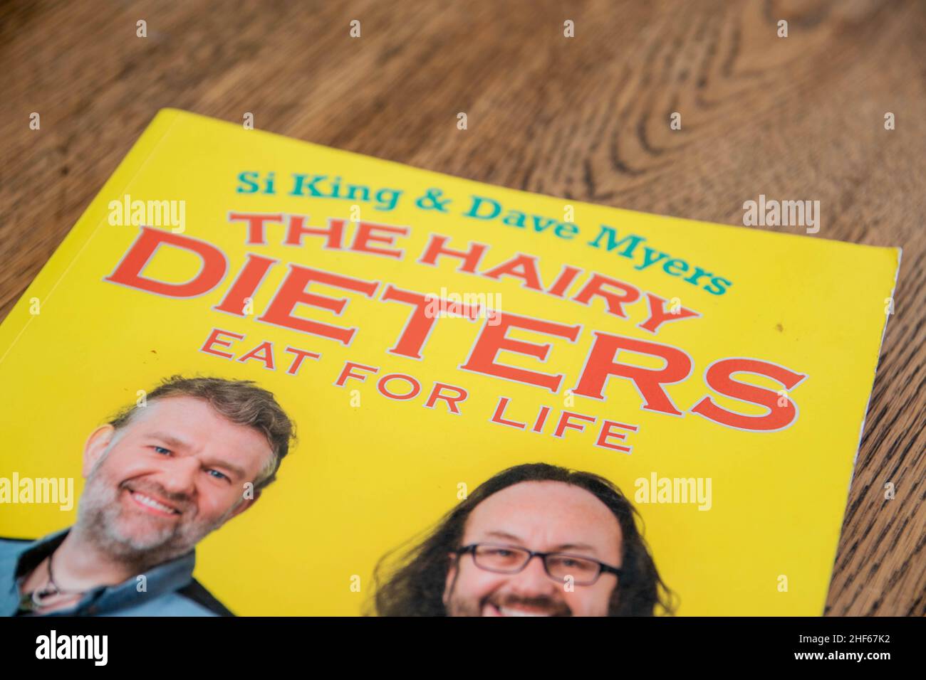 Durham, Reino Unido - 20 de noviembre de 2020: Si King y David Myers Hairy Dieters famosos libro de cocina por The Hairy Bikers. Los chefs Celeb enseñan cómo cocinar comida verdadera, pero s Foto de stock