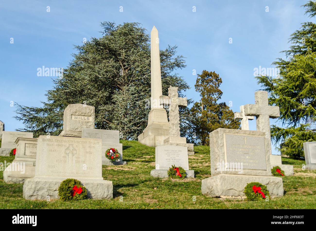 Los Graves Militares en el Cementerio Nacional de Arlington, Washington DC, VA, EE.UU. Los soldados caídos de los Estados Unidos descansan en paz. Lápidas y cruces en una colina Foto de stock