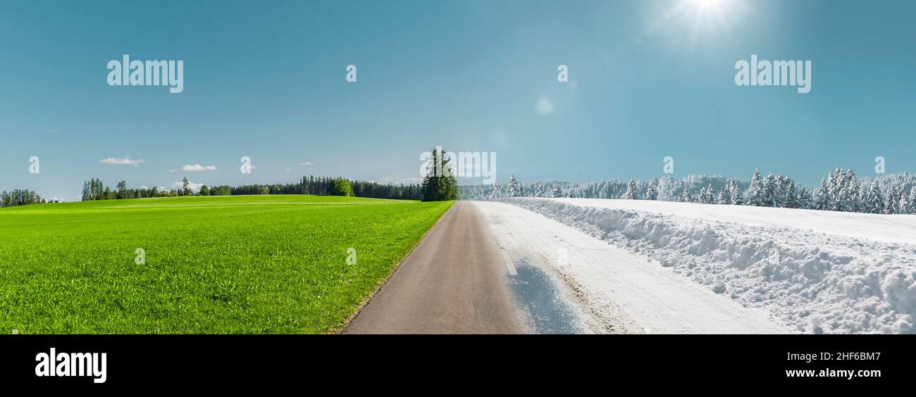 Las estaciones cambian de verano a invierno, lane en una carretera de campo Foto de stock