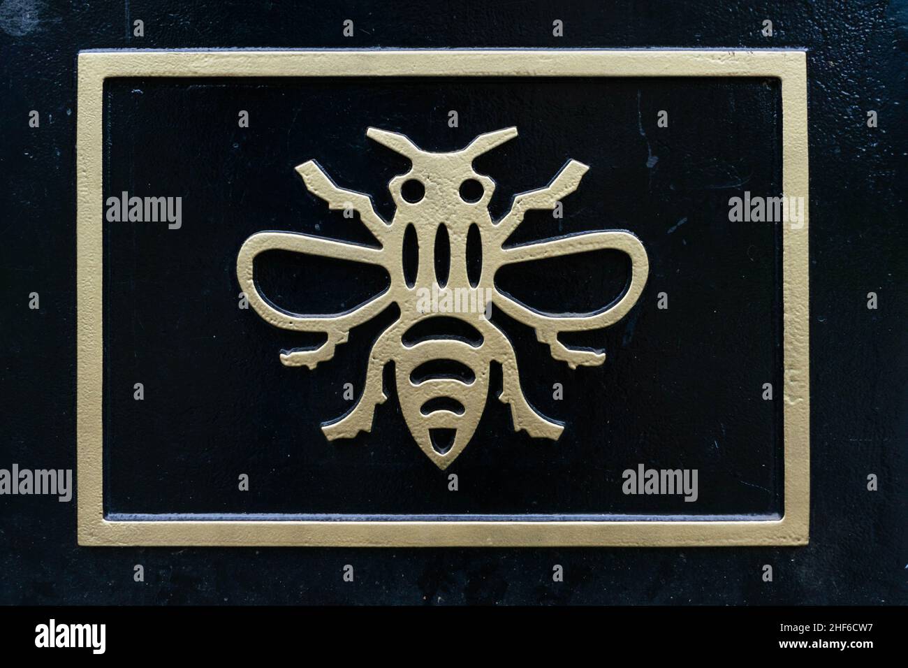 El Manchester Bee simboliza la ciudad como un hervidero de actividad. Después del ataque terrorista en el Manchester Arena, ha llegado a representar a lo increíble Foto de stock